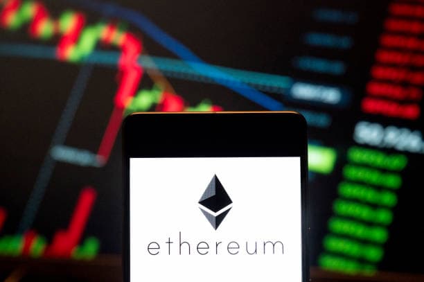 Empresas de tesorería Ethereum acumulan ETH pese a la baja
