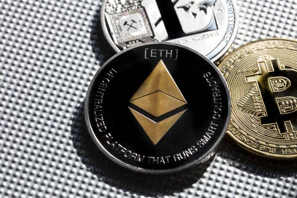 Ethereum sube mientras las ballenas acumulan tras comentarios de Tom Lee