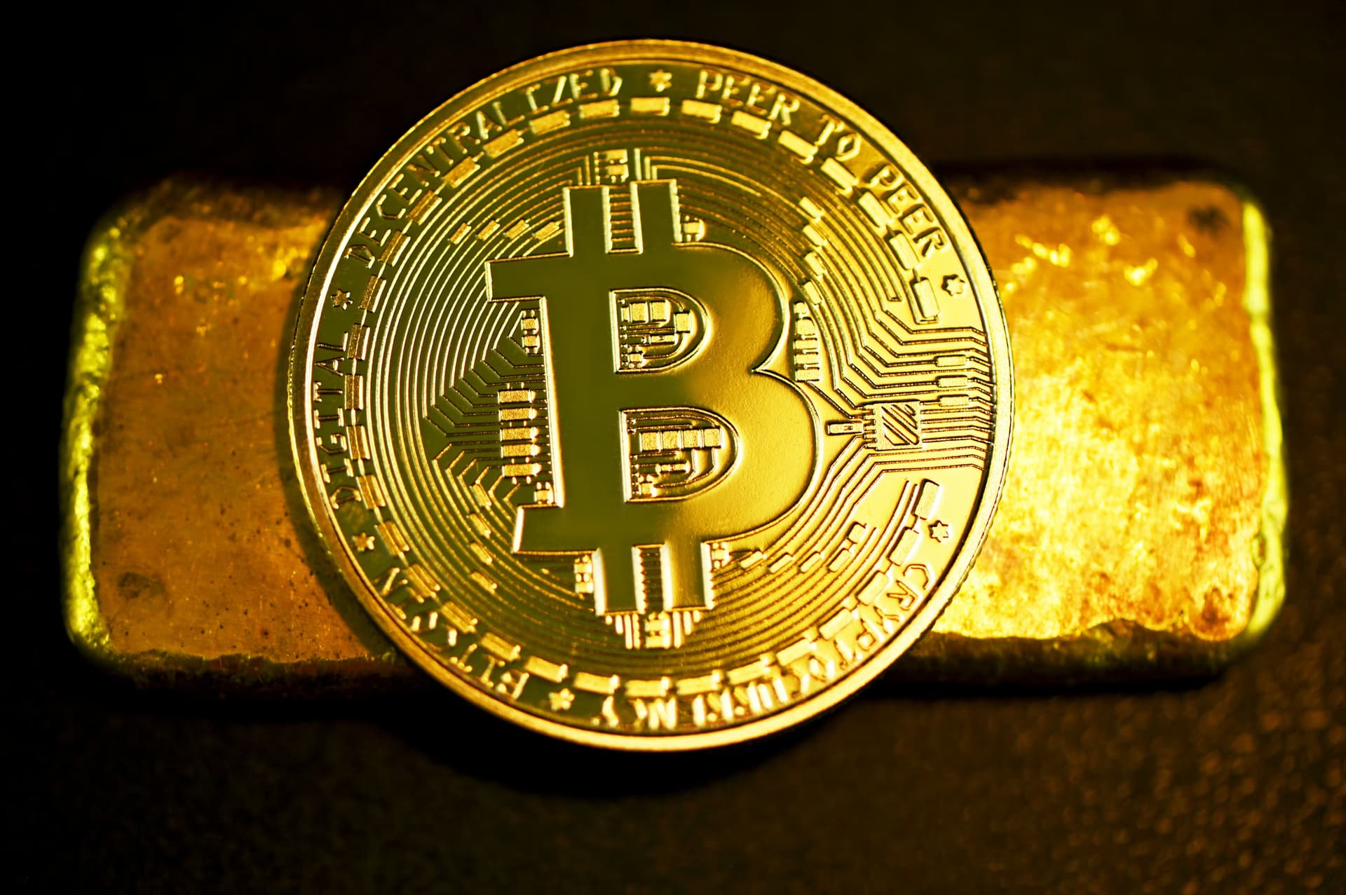 El oro cae y Bitcoin podría seguir sus pasos: ¿Qué está pasando?