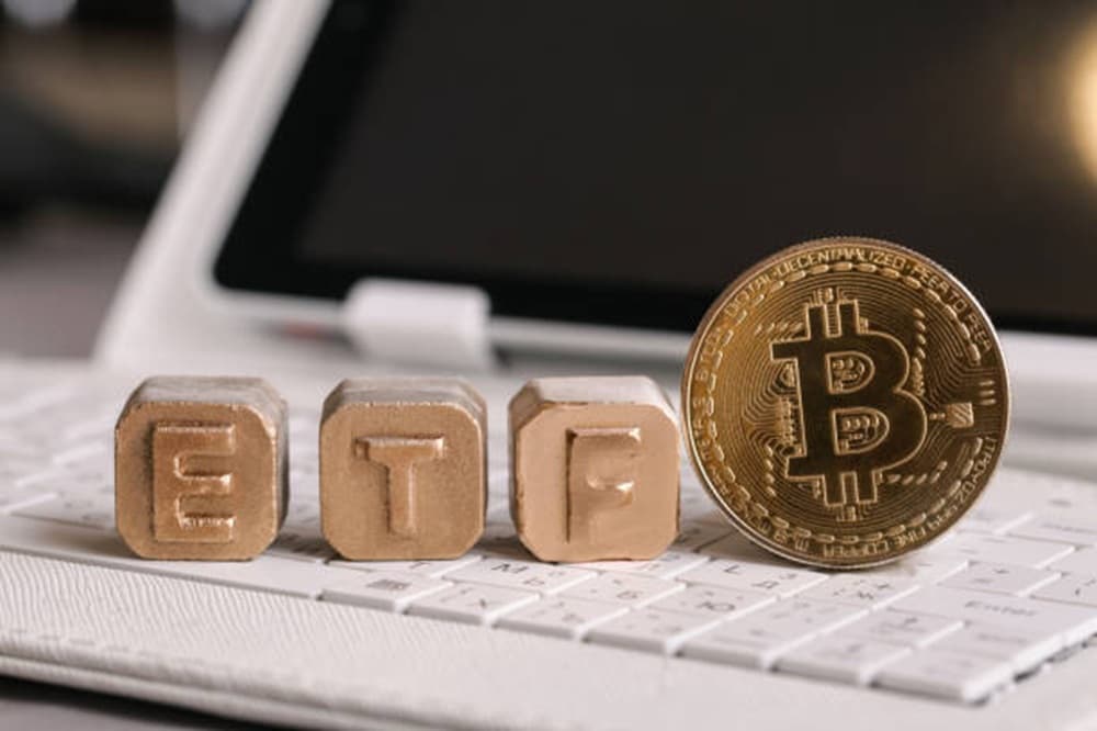 Bitcoin Spot ETFs: primera salida de capitales en un mes