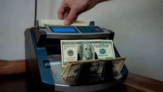 Milei impulsa préstamos en dólares para todos en Argentina