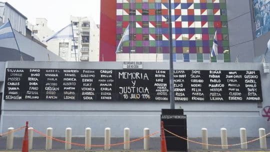 AMIA: fiscal impulsa juicio en ausencia tras 30 años del atentado