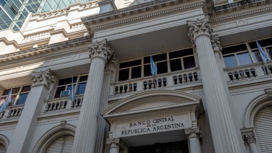 Milei mantiene su apoyo al peso argentino pese a nuevas reglas