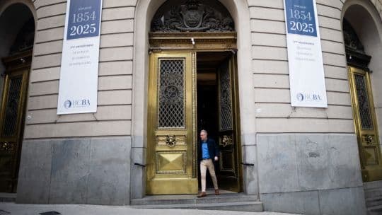 Acciones argentinas no repuntan pese a medidas de Milei