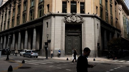 Argentina compra dólares antes de un pago clave de deuda