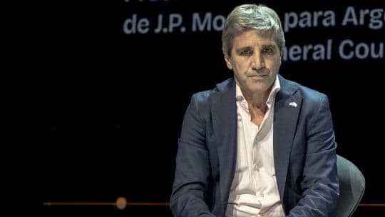 Productores de ropa critican a Caputo por comentarios sobre precios locales