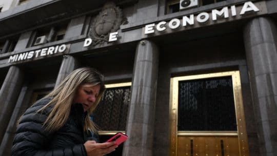 Argentina logra superávit fiscal por segundo año consecutivo