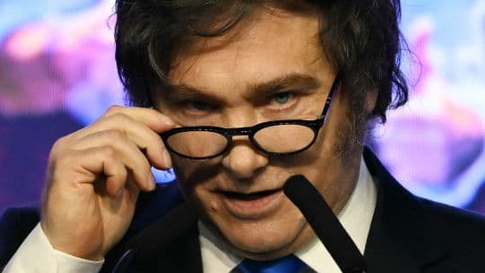 Milei recortó en salud y ciencia pero aumentó fondos en inteligencia