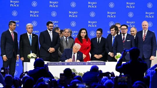 Trump lanza 'Board of Peace' y planes para Gaza en Davos