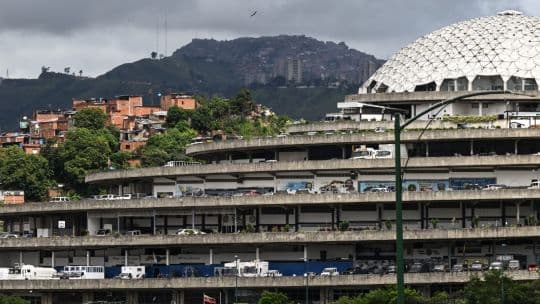 Venezuela propone amnistía general para 25 años de violencia política
