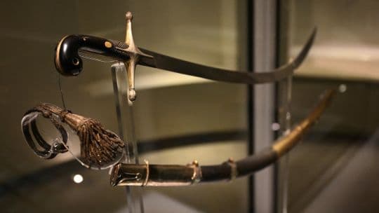 Polémica por el traslado del sable de San Martín: Herenteros denuncian a Milei