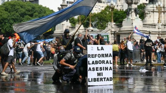 El Senado aprueba la reforma laboral de Milei tras protestas