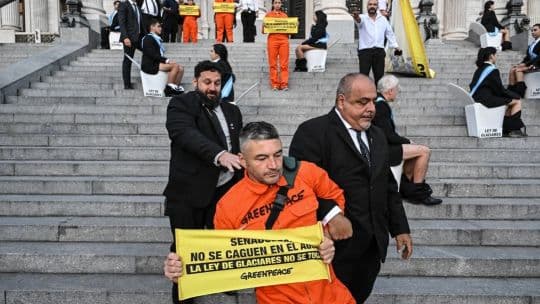Senado aprueba reforma a Ley de Glaciares: 12 activistas detenidos
