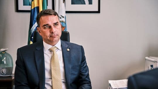 Flavio Bolsonaro sorprende y lidera encuestas presidenciales en Brasil