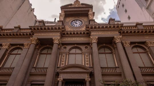 Tasas de interés en Argentina caen mientras Milei acumula dólares