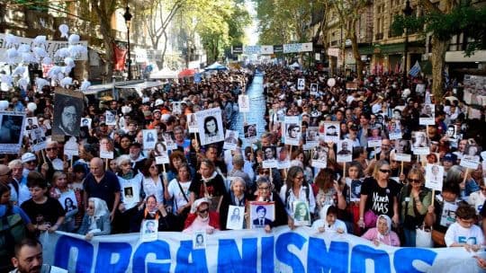 Miles marchan en Plaza de Mayo a 50 años del golpe militar