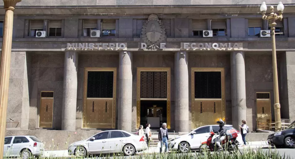 Caputo busca renovar deuda récord de $8 billones en Argentina