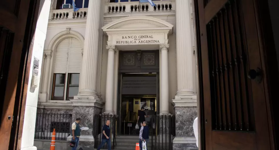 Escándalo en el BCRA: allanamientos por operaciones de US$ 250M