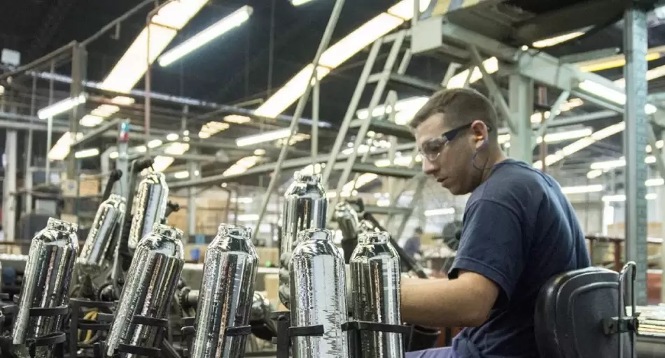 La construcción sigue 24,1% abajo tras el ajuste de Milei