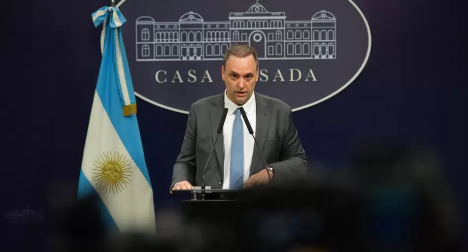 Gobierno exige a bancos aceptar depósitos en dólares sin restricciones