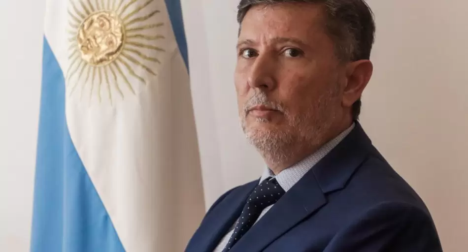 Polémica: DNU amplía poderes de la SIDE para detenciones y espionaje