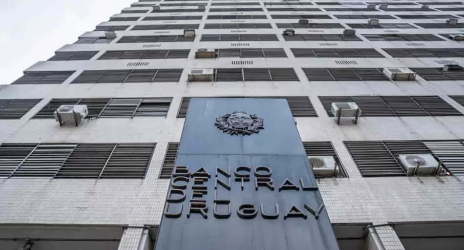 Uruguay lanza plan histórico para reducir uso del dólar en 2026