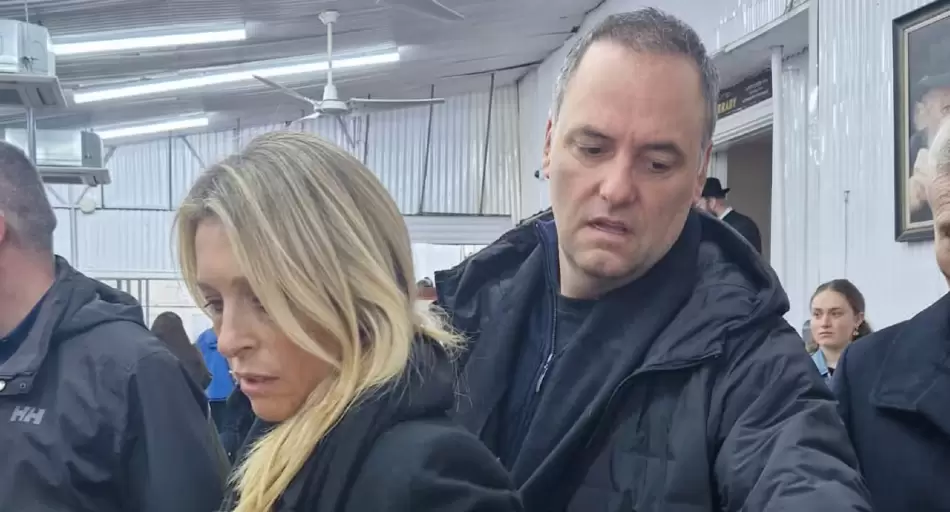 Polémica por viaje de Adorni a Nueva York con su esposa