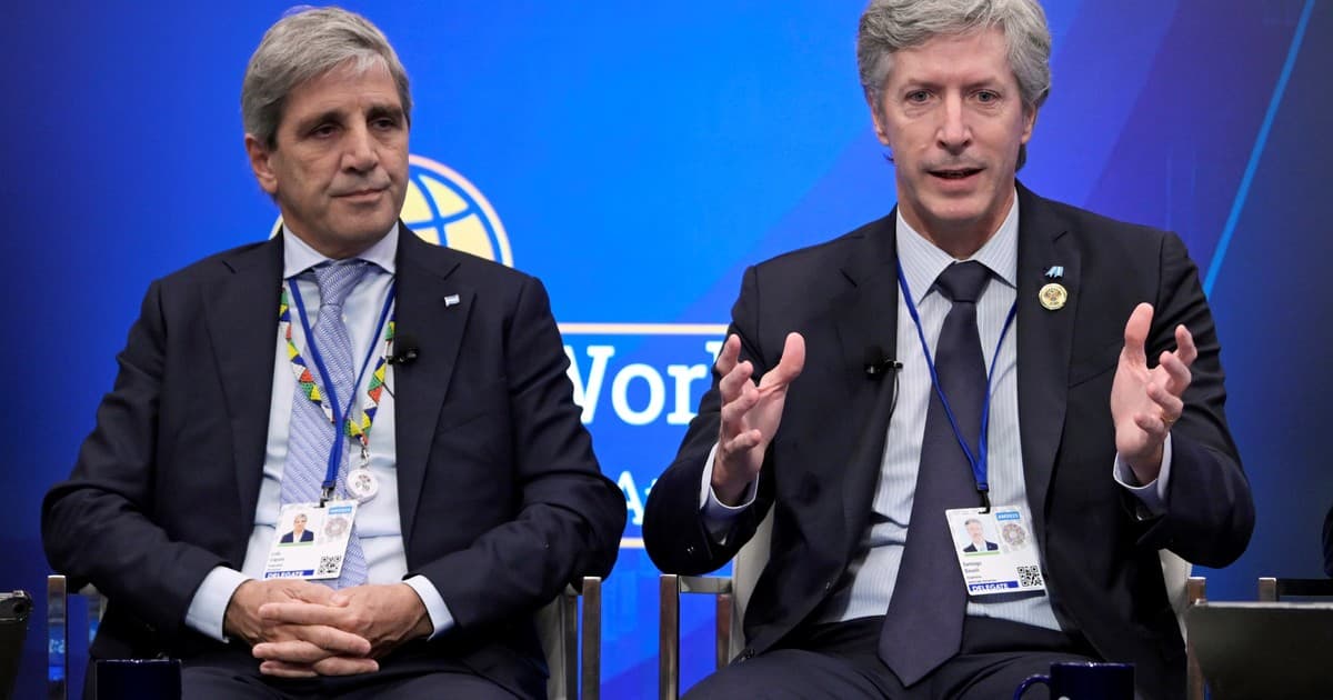 Caputo acumula dólares para pagar deuda de US$ 1.000 millones