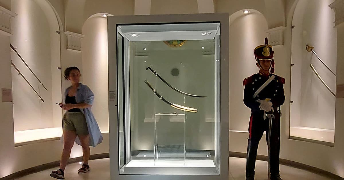 Milei lidera traslado del sable de San Martín en medio de tensiones políticas