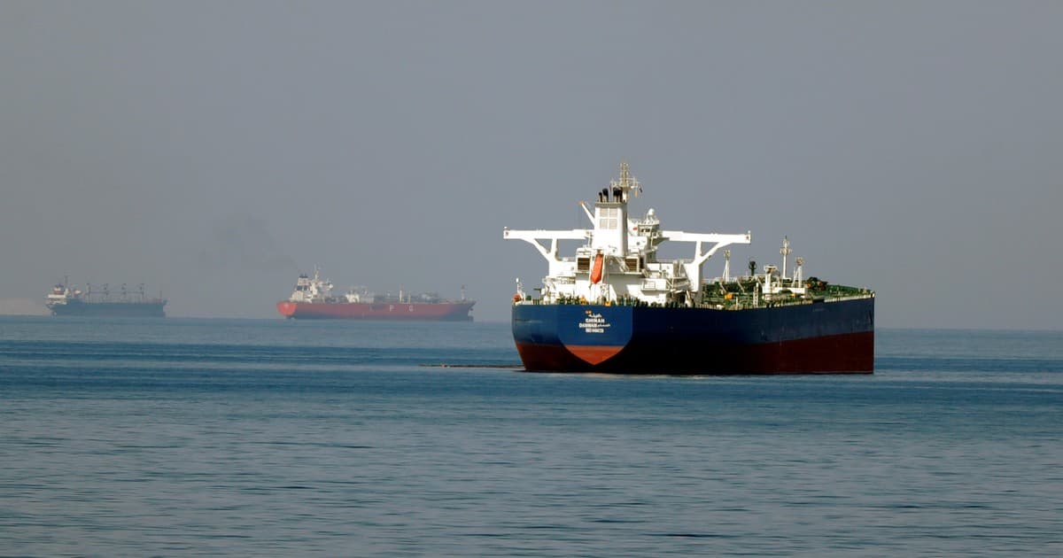 Petróleo cae bajo USD 100 tras sorpresivo giro de Trump con Irán