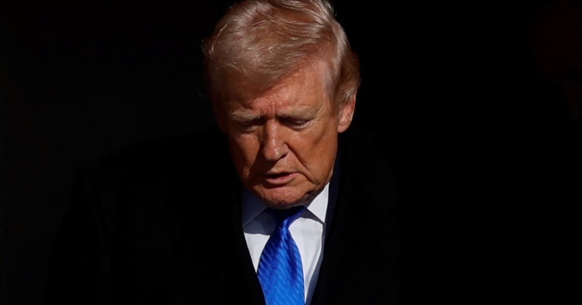 Trump usa voto por correo en Florida tras criticarlo como fraudulento