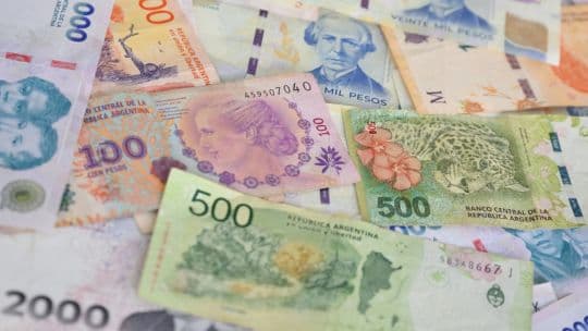 El Tesoro argentino vende dólares para frenar caída del peso