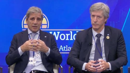 Argentina ajusta bandas del peso según inflación