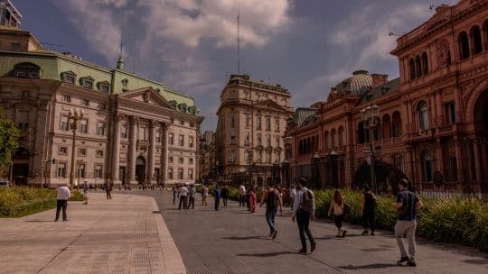 Éxito de Ecuador impulsa esperanzas de reestructuración de deuda de Argentina