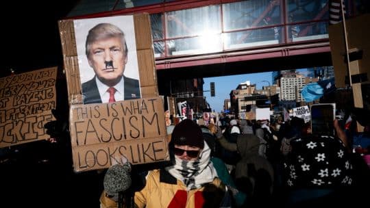 Trump enfrenta protestas tras muerte de manifestante en redadas de ICE