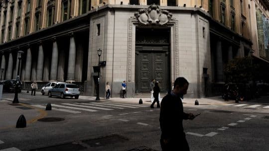 Inversores apuestan al peso con tasas del 38%: ¿sostenible o burbuja?