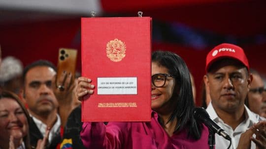 EE.UU. flexibiliza sanciones a Venezuela tras reformas petroleras