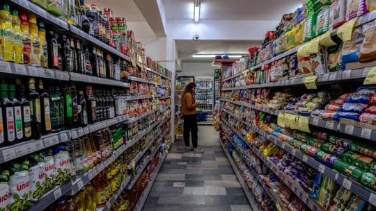 Inflación de febrero en Argentina supera expectativas